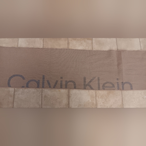 Calvin Klein scarf - Picture 5 of 5